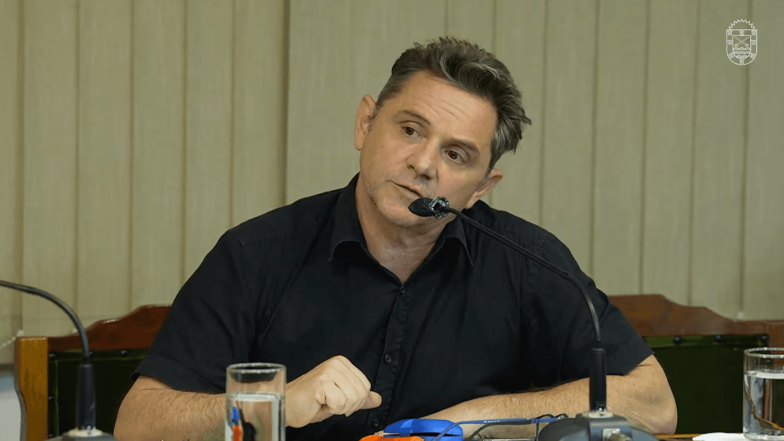 El concejal Daniel Ribetti presenta un proyecto de resolución durante la sesión del Concejo de Representantes de Villa Carlos Paz.